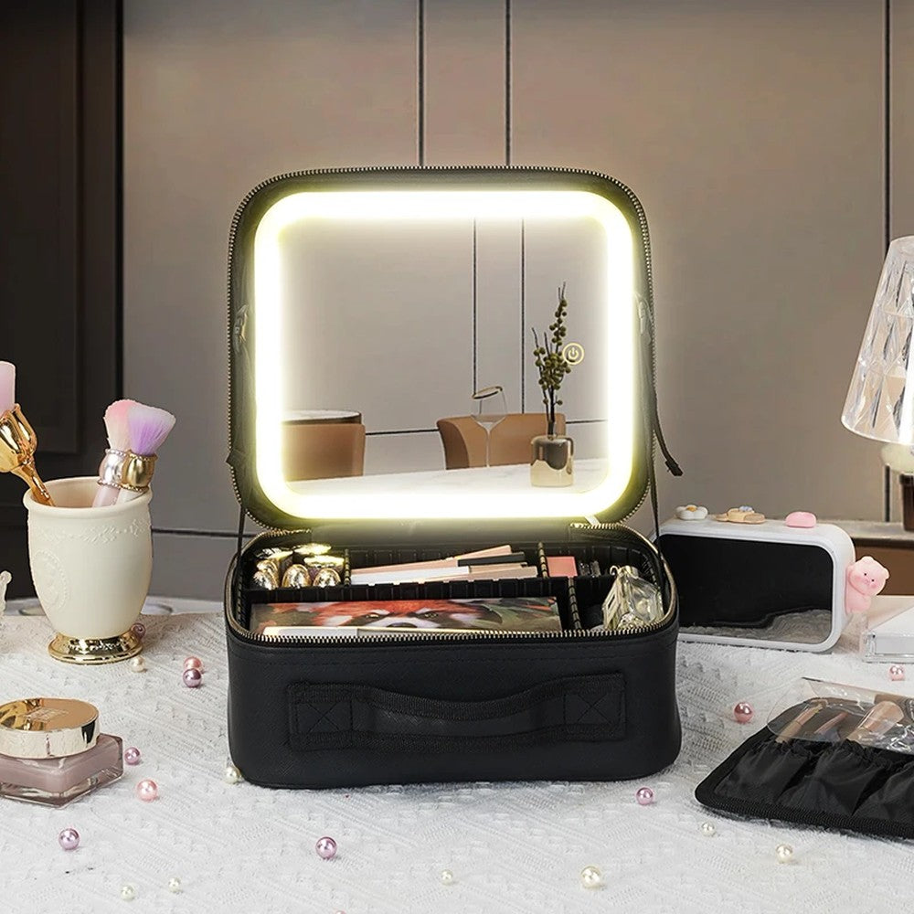 La trousse de maquillage LED noire, ouverte dans une pièce faiblement éclairée avec l'anneau du miroir allumé