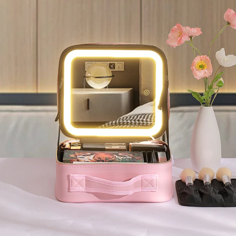 Gros plan sur le miroir éclairé du boîtier rose, montrant la commande tactile intégrée au cadre