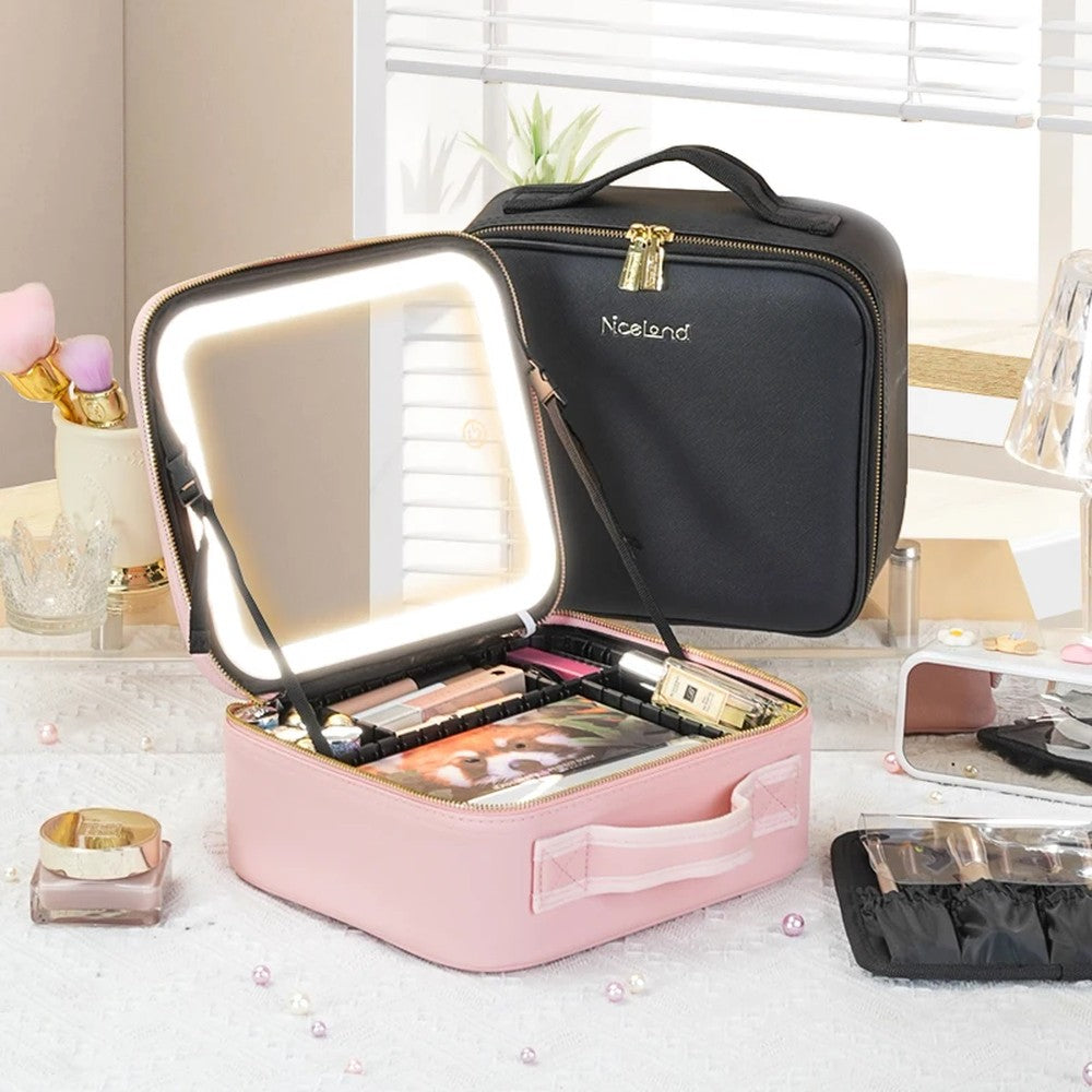 Trousse de maquillage LED rose ouverte pour montrer les séparateurs rembourrés réglables, avec la trousse noire fermée derrière