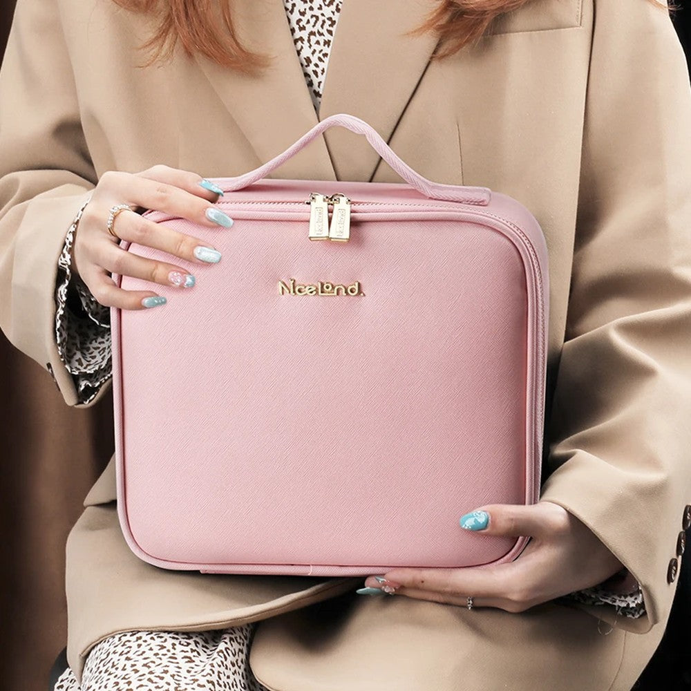 La trousse de maquillage LED rose portée par sa poignée supérieure rembourrée
