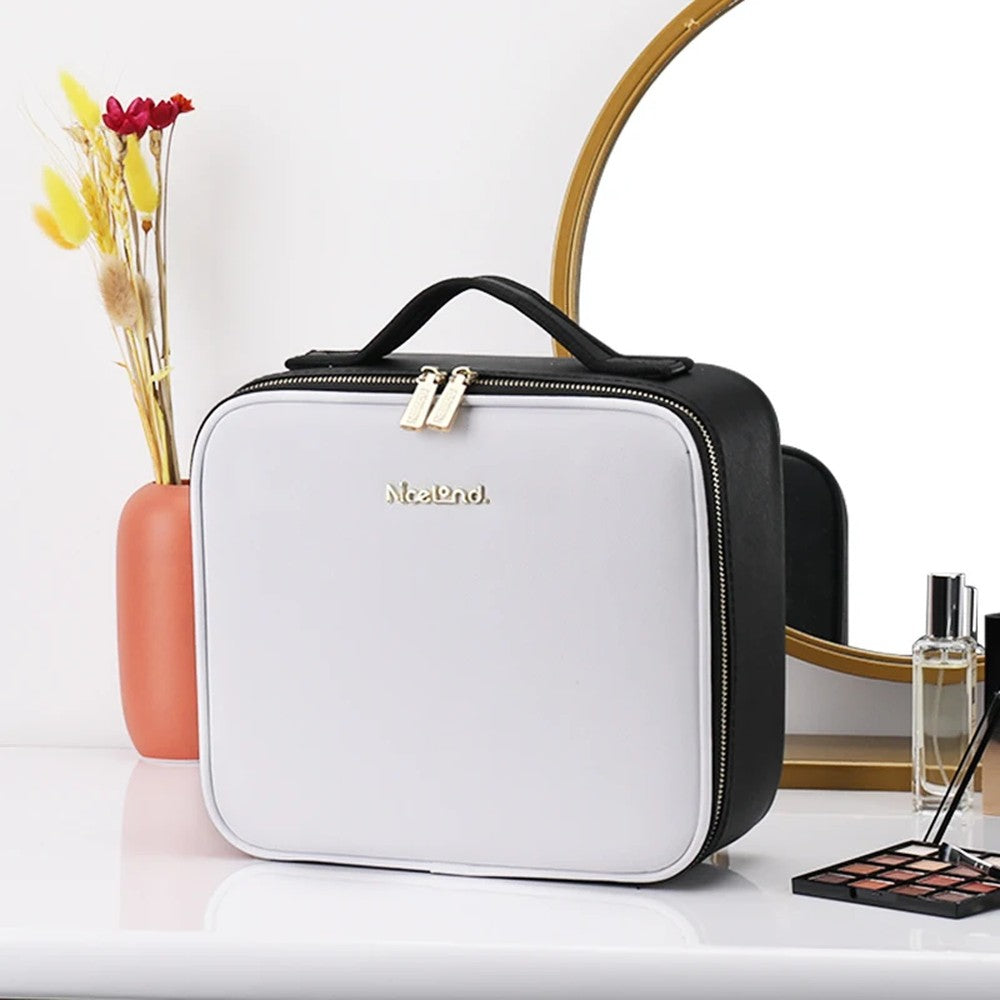 Trousse de maquillage à LED blanche fermée sur une étagère, avec la trousse noire derrière elle