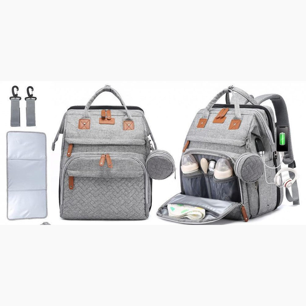Le sac à dos gris présenté recto et verso avec les deux crochets pour poussette, le matelas à langer pliable et les poches ouvertes pour bouteilles