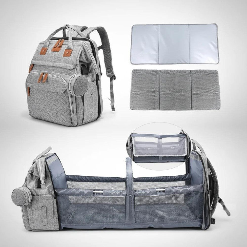 Le sac déplié dans le berceau avec des parois latérales en filet, à côté des deux faces du matelas à langer à trois panneaux
